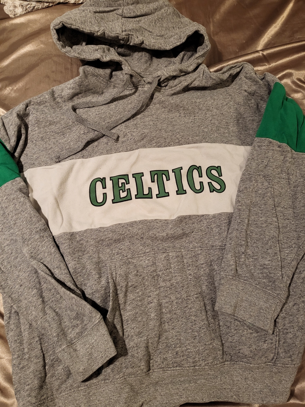 American Eagle Outfitters Gray & Green Celtics Pullover Hoodie